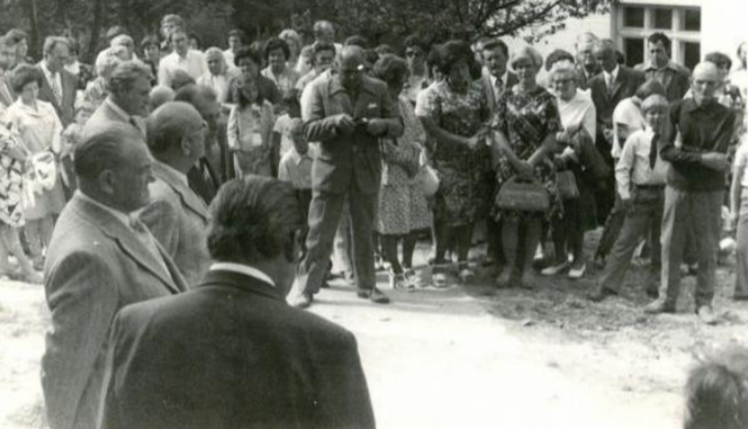 VÝZNAMNÁ UDÁLOST. Tou bylo bezpochyby slavnostní otevření nové školy, které se konalo 27. srpna 1977. Akce se zúčastnilo mnoho místních, včetně tamních školáků.