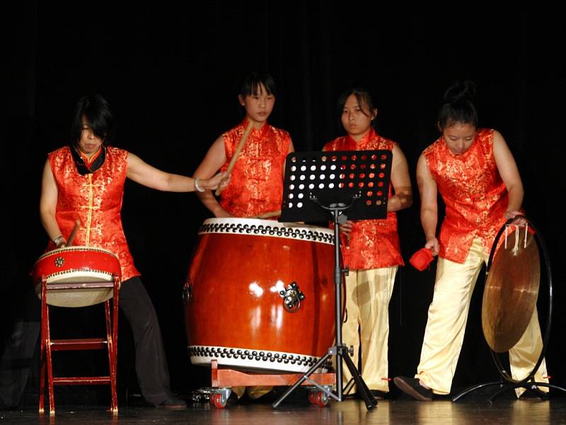 Vystoupení souboru „Taiwan aboriginal dancers culture and arts group“ v divadle ve Hvozdné.