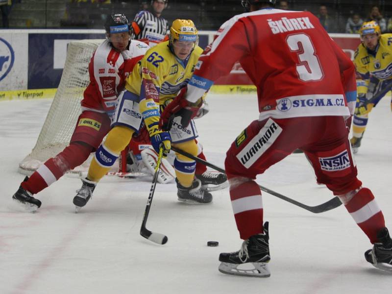 Extraligoví hokejisté Zlína (ve žlutém) v rámci nedělního 11. kola hostili rivala z Olomouce