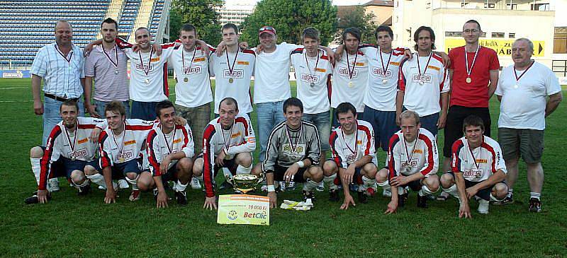 Fotbalisté Provodova (v červeném) ve finále O pohár hetmana Zlínského kraje porazili Bystřici pod Hostýnem na penalty 4:3.