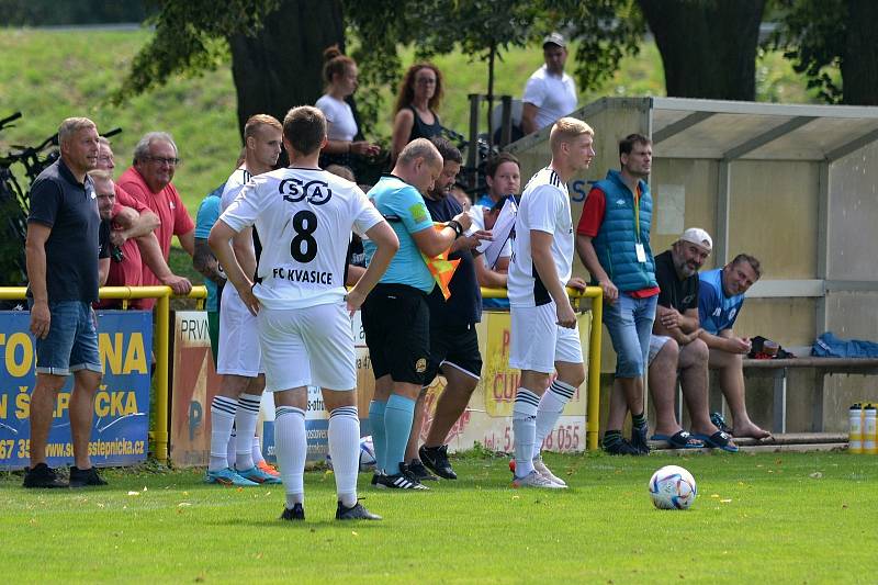 Fotbalisté Kvasic (v bílém) ve druhém kole krajského přeboru před početnou hodovou návštěvou porazili nováčka z Francovy Lhoty vysoko 5:0.