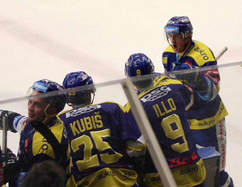 Extraligoví hokejisté Aukro Berani Zlín (v modrém) v pátečním 29. kole hostili Liberec, kterému v první třetině nasázeli tři branky.