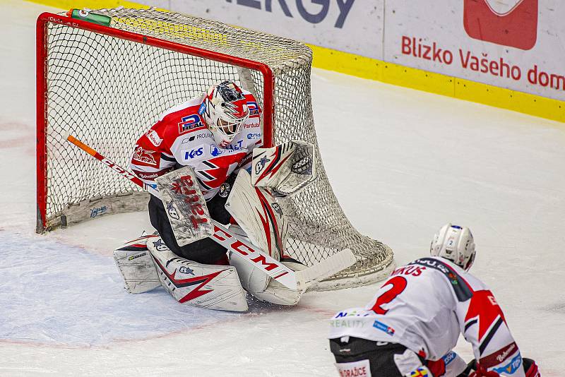 Extraligoví hokejisté PSG Berani Zlín (v modrém) v rámci 43. kola doma vyzvali Pardubice.