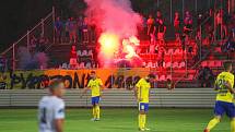 Fotbalisté Kroměříže (v červenobílých dresech) prohrál ve 2. kole MOL Cup s ligovým Zlínem 0:5.