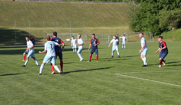 Fotbalisté Ludkovic (modro-bílé dres) proti Mladcové remizovali.