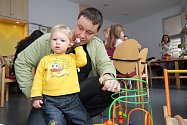 Jáchym s tatínkem (na fotu z roku 2011) navštěvují českou školu ve Frankfurtu od jejího založení.