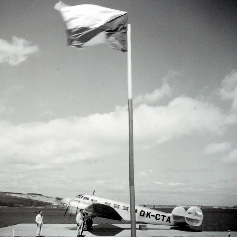 Výstava  S Baťou do oblak v letištním hangáru v Otrokovicích.Lockheed Electra na letišti v Otrokovicích 1938