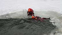 Hasiči zkoušeli záchranu na ledu