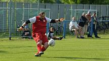 Fotbalisté Tlumačova (tmavé dresy) ve 23. kole I. B třídy skupiny doma přehráli Ostrožskou Novou Ves 4:0.