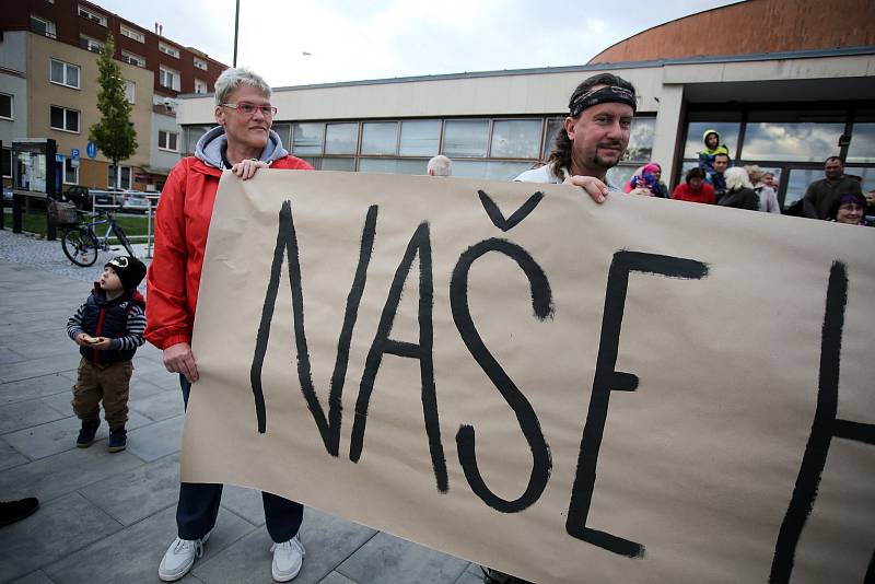 Demonstrace proti bourání hostince Horního v Malenovicích.