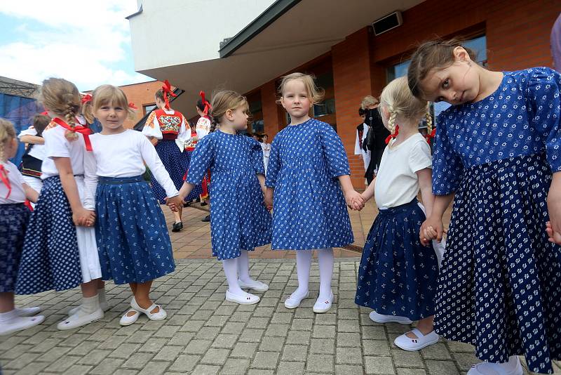 Dětský folklórní festival Májíček. XIII. ročník tradičního česko-slovenského festivalu dětských folklórních souborů před kostelem Panny Marie Pomocnice křesťanů na Jižních Svazích