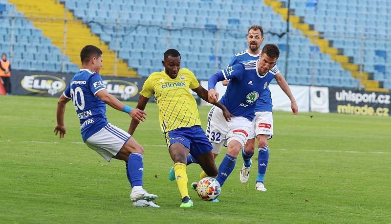 Fotbalisté Zlína (žluté dresy) ve 29. kole FORTUNA:LIGY prohráli s Mladou Boleslaví 1:2.