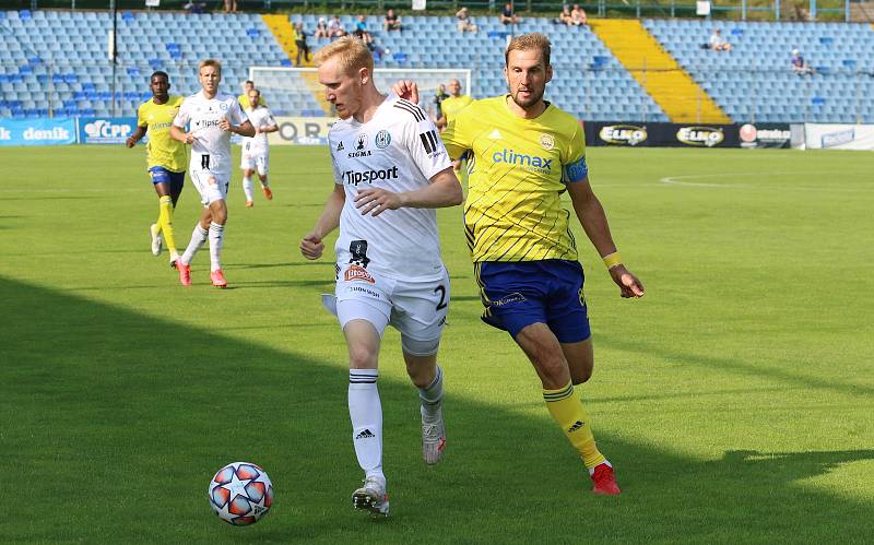 Fotbalisté Zlína (žluté dresy) v 5. kole FORTUNA:LIGY prohráli doma s Olomoucí 1:4.