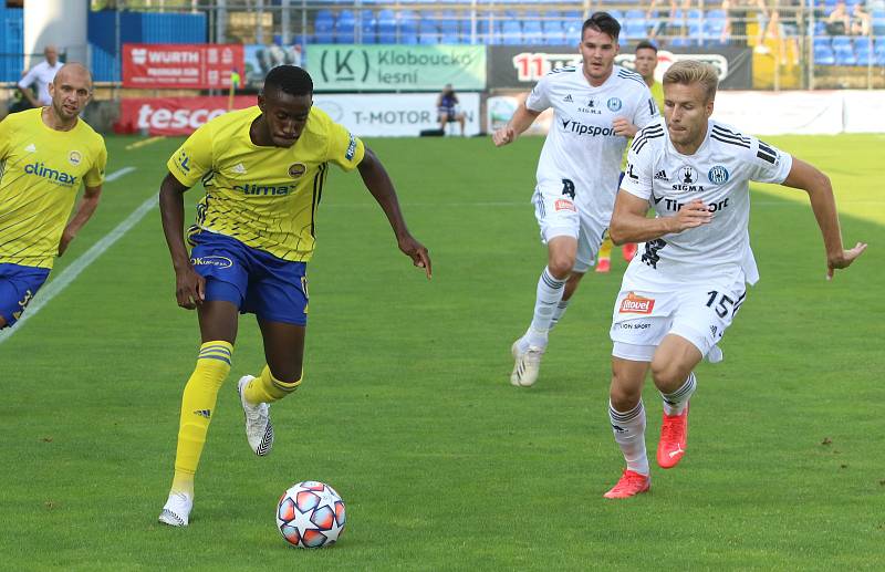 Fotbalisté Zlína (žluté dresy) v 5. kole FORTUNA:LIGY prohráli doma s Olomoucí 1:4.