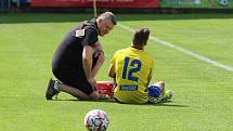 Fotbalisté Zlína B (žluté dresy) v nedělním zápase 29. kole MSFL na Letné remizovali s Frýdkem-Místkem 2:2.