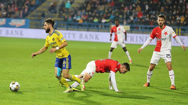 Fotbalisté Zlína (žluté dresy) zakončili podzimní část ligové sezony domácím zápase s pražskou Slavií.