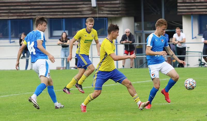 Fotbalisté Zlína B (žluté dresy) v 7. kole MSFL podlehli béčku Baníku Ostrava 0:1.