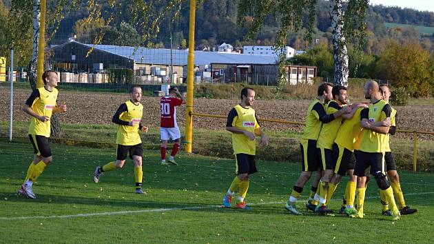 Fotbalisté Tečovic (žluté dresy) ve třetí minutě nastavení udolali Záhlinice.