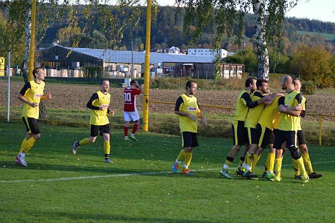 Fotbalisté Tečovic (žluté dresy) ve třetí minutě nastavení udolali Záhlinice.
