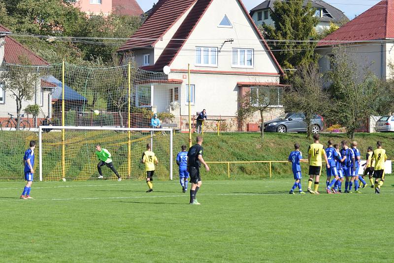 Fotbalisté Tečovic (ve žluto-černých dresech) doma našli recept na Admiru Hulín.