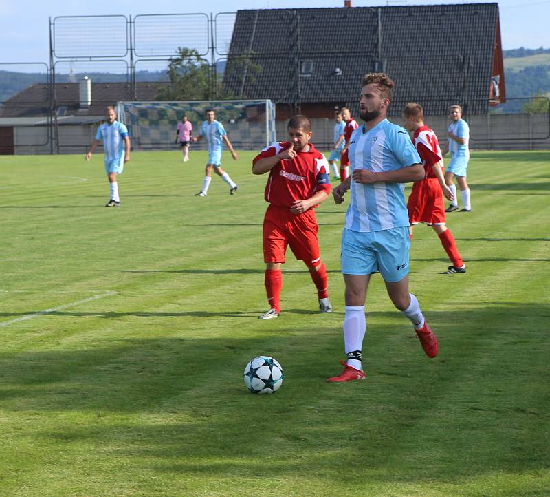 Fotbalisté Veselé (červené dresy) v prvním kole nového ročníku 2022/2023 na domácím hřišti porazili Lužkovice 5:2. Všechny branky vstřelili v úvodní půli.
