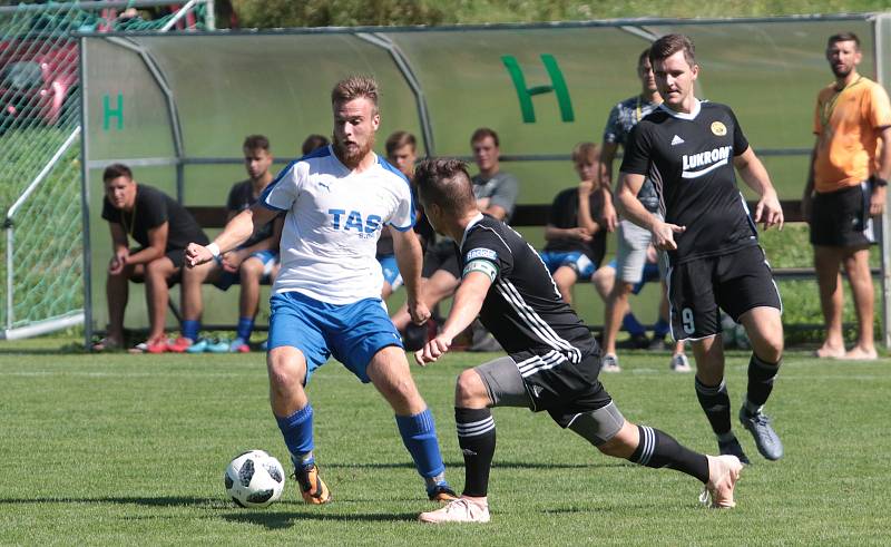 Fotbalisté Luhačovic (v černých dresech) prohráli se Štítnou nad Vláří 1:2 na penalty