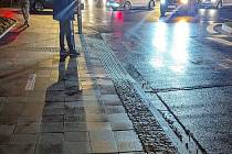 Lidé kritizovali stav některých úseků chodníku u nedávno zrekonstruované křižovatky ulic Mostní a Březnická ve Zlíně.