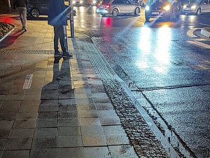 Lidé kritizovali stav některých úseků chodníku u nedávno zrekonstruované křižovatky ulic Mostní a Březnická ve Zlíně.