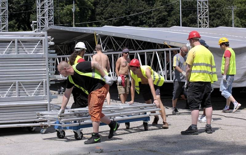 Stavba pódia v areálu likérky R. Jelínek.