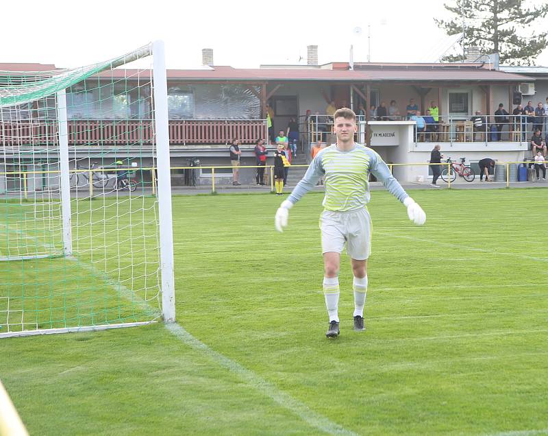 Fotbalisté Mladcové (žluté dresy) v semifinále KFS prohráli s Kateřinicemi 1:3.