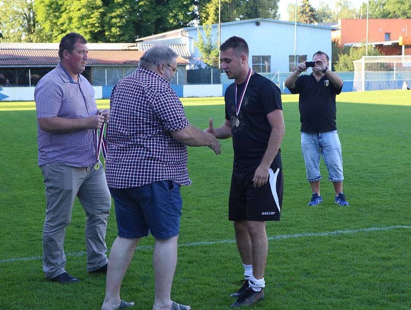 Fotbalisté Slušovic "B" si postupové oslavy nechali na domácí zápas s Potečí.