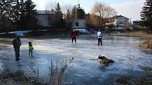 Současné mrazy pokryly ledem i rybník v Tlumačově. Toho využily nejen děti k bruslení a hrátkám.