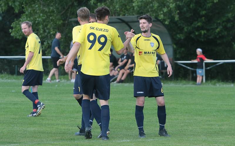 Fotbalisté Újezdu (ve žlutých dresech) zdolali Vysoké Pole 4:2 a před letní pauzou zůstali v čele Ligy4.