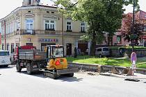 Na ulici 2. května probíhá rekonstrukce autobusové zastávky. Bude bezbariérová.