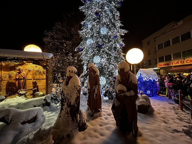 Slavnostní rozsvícení vánočního stromu na náměstí Míru ve Zlíně, 3. prosince 2023.