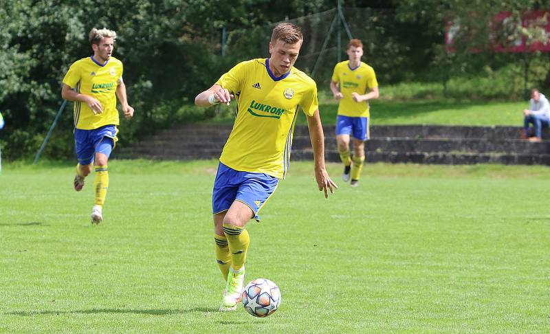 Fotbalisté Zlína B (žluté dresy) v 5. kole MSFL přehráli Znojmo 4:0. Foto: Jan Zahnaš