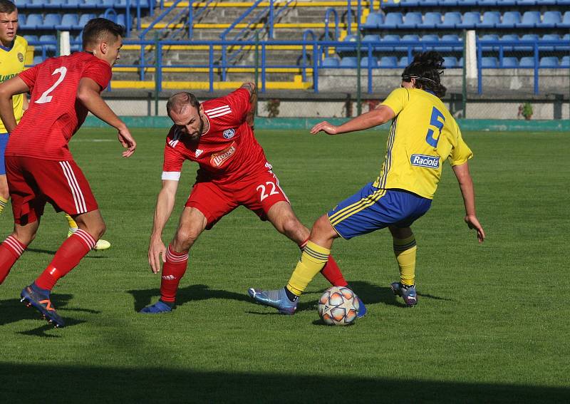 Fotbalisté Zlína B (žluté dresy) se v páteční předehrávce 11. kola MSFL utkali s rezervou Sigmy Olomouc.