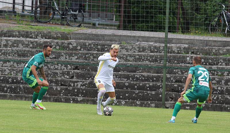 Fotbalisté Zlína (bílé dresy) v sobotním přípravném zápase zdolali domácí Karvinou 2:0.