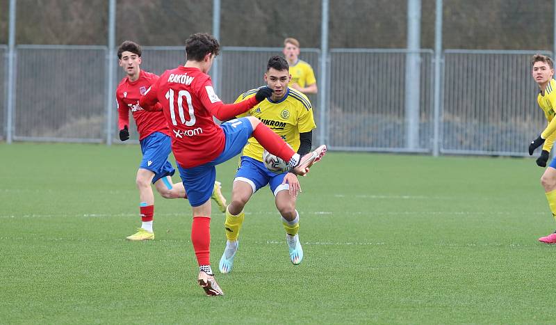 Starší dorostenci Zlína (žluté dresy) ve třetím přípravném zápase remizovali s Rakówem Częstochowa 1:1