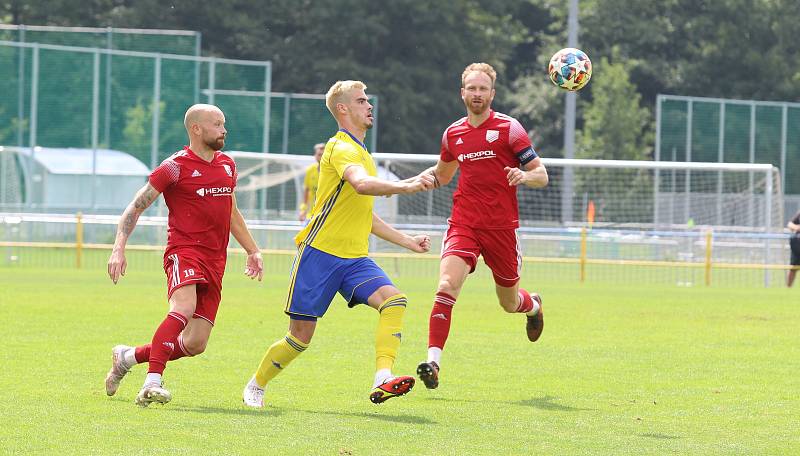 Fotbalisté Zlína B (žluté dresy) ve 2. kole MSFL otočili domácí duel s Uničovem, který porazili gólem Koviniće  2:1.