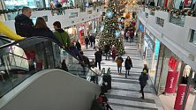 Lidé ve Zlíně vyrazili na předvánoční nákupy. 17. 12. 2022