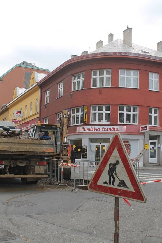 Při opravě hlavního vodovodního potrubí v Bartošově ulici ve Zlíně narazili technici na vymletou jámu, do které by se vešel téměř celý automobil.