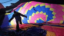 6. Hanneshof Balloon Trophy Filzmoos 2015  Mezinárodní setkání balonářů v v Alpách v Rakousku.  Start z městečka Filzmoos. Kontrola balonu.