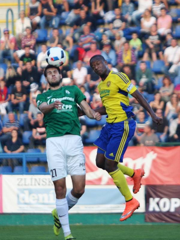 Lídr I. fotbalové ligy Fastav Zlín (ve žlutém) v 9. kole hostil na Letné Jablonec.