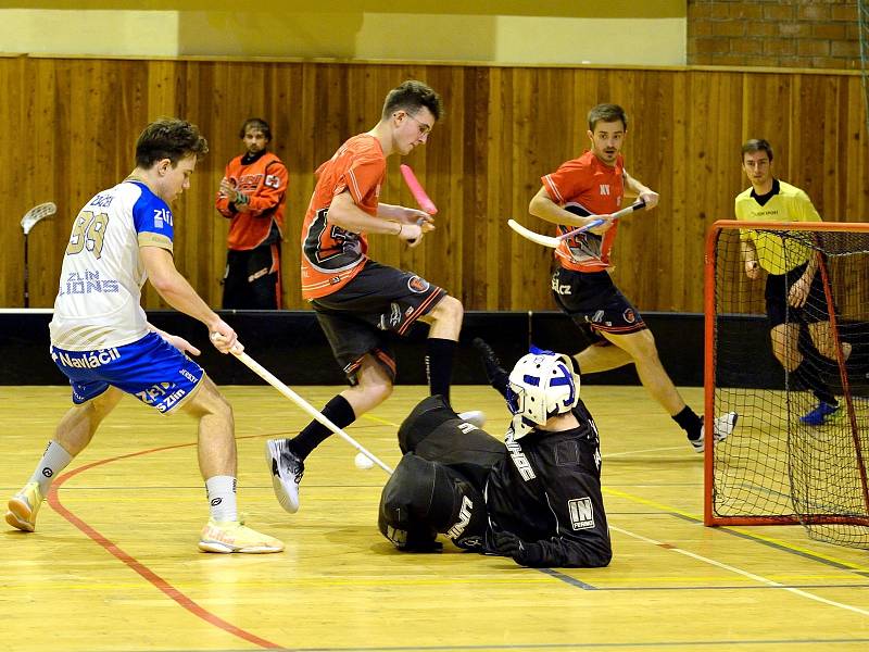 Florbalisté Lions Zlín (v bílém) v 11. kole divize E doma porazili rivala ze Vsetína vysoko 13:6.