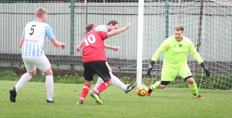 Fotbalisté Příluk (v červeném) v rámci I. B třídy skupiny A pokračují v jarní spanilé jízdě, v nedělním duelu 21. kola doma porazili 2:0 Poličnou.