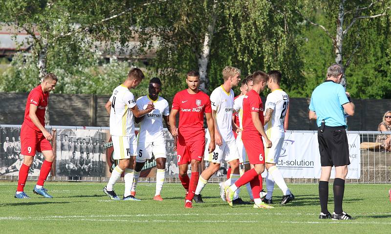 Fotbalisté Zlína (bílé dresy) v Lanžhotě zvítězili 2:0.