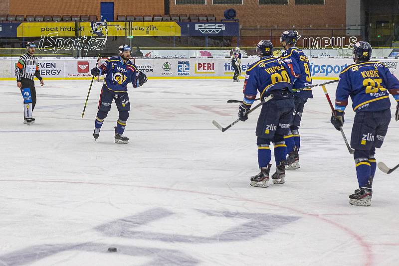 Extraligoví hokejisté Zlína (v modrém) v rámci 37. kola v úterý doma vyzvali favorizovanou Škodu Plzeň. Na snímku radost Zlína z gólu.