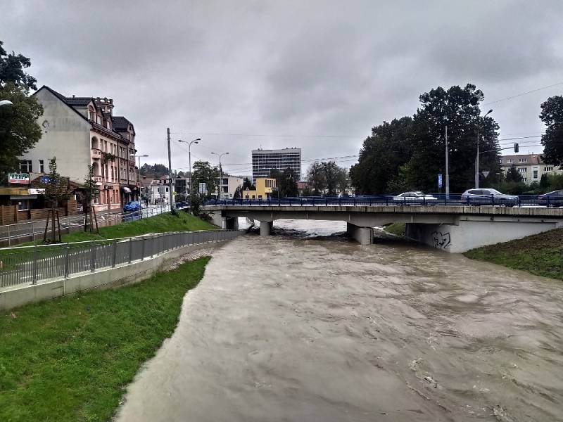 Rozvodněná Dřevnice s podjezdem na Cigánově