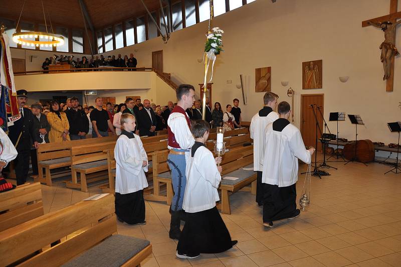 Slavnostní mše svatá. Po ní následovalo svěcení pramenů luhačovickým farářem Hubertem Wojcikem.  foto: Renáta Večerková